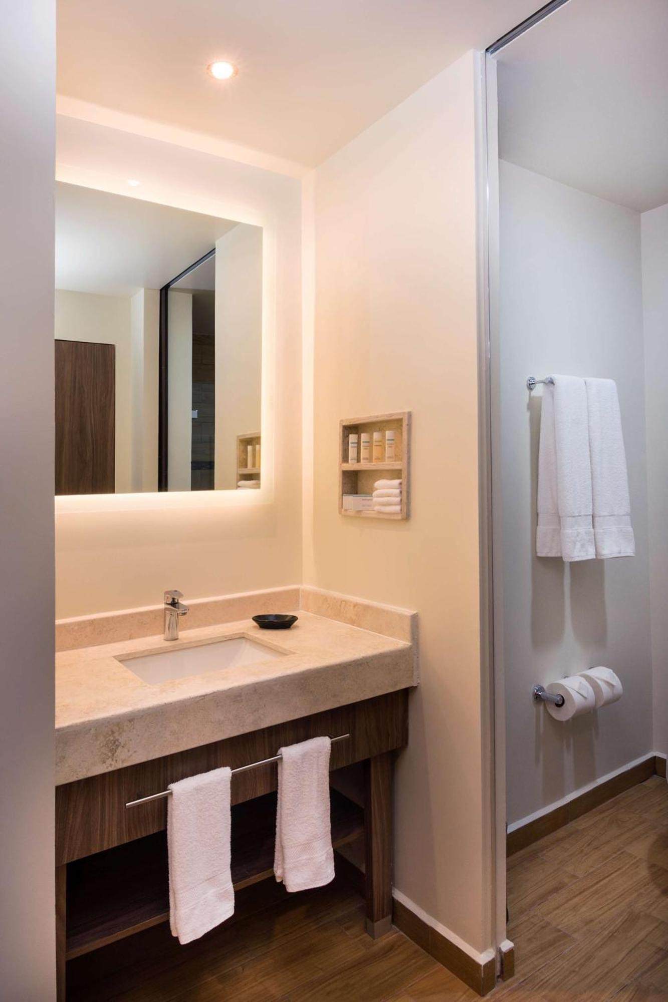 Hampton Inn & Suites By Hilton Salamanca Bajio Esterno foto